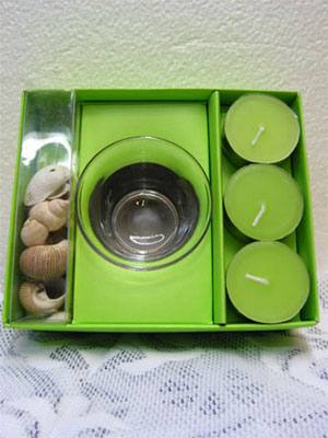 Cozy haze - This little set is the perfect gift for a simple gesture of friendship.  It consists of:
3 Tealight Candles,
Glass Bowl and Shells<br><br>Code:554-6327-554-0000062415