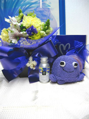 Simply Purple - Also available in green, red, yellow.
This beautifully packaged gift contains: 
1 bath buddy from Linen and things 
1 aromatherapy atmospheric oil, an extract of lavender and iris, 
Cadbury's Milk Tray 125 gm,
Posy of flowers.
Looks terrific presented in gift box.<br><br>Code:554-2259-554-0000062391