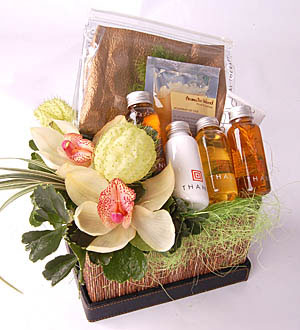 Aromatic of love - Fill the air with love and Soothe her stress away with a warm and soothing gift of aromatic wood from ThannTM, Thailand. Formulated from nutmeg, orange and tangerine oils, this striking 6 piece gift set includes bath & massage Oil 60ml, rice extract body foam 60ml, shower gel 60ml, shampoo 60ml, hair conditioner 30ml and aromatheraphy salt scrub 80g. Stylishly presented in a Rimya keepsake box with Cymbidiums.<br><br>Code:458-4876-458-0000109001