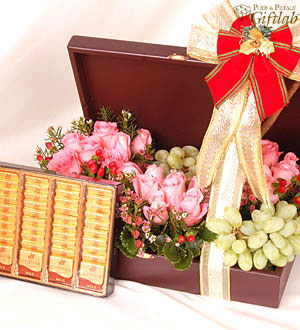 Fantastic Lingonberry - There is no better way than having this kind of arrangement. Pink Roses, Grapes and World famous chocolatier Godiva Milk Carres 190g. This decadent offering guarantees to make an unforgettable impression.
Click here for more Chocolate Add-on choices. All Godiva Chocolate packages are available for delivery within Klang Valley only.<br><br>Code:458-7321-458-0000108996