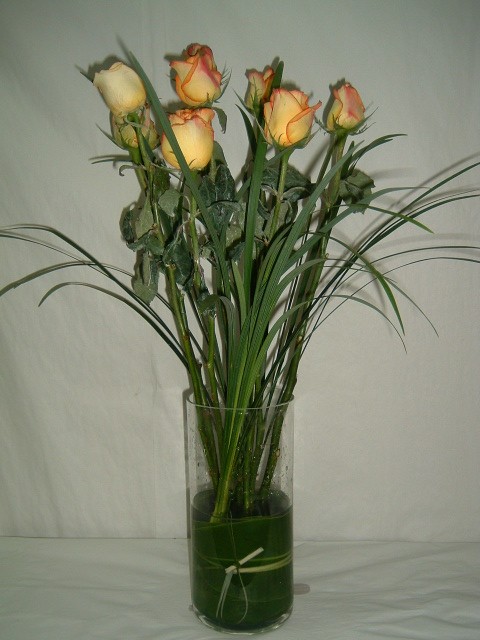 pretty thots - 8 stalk of coffeti roses in clear glass vase SGD 71.5