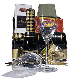 Pure Essential Gift Snack - Composition:
1 Pere Ventura Tresor Nature Brut 0.20L
1 Duc D'O Belgian Flaked Truffles, 65 gr.
1 Duyvis Favourite Salt Peanuts, 180 gr.
1 Tin Box Black - Large<br><br>Code:643-7247-643-0000106560