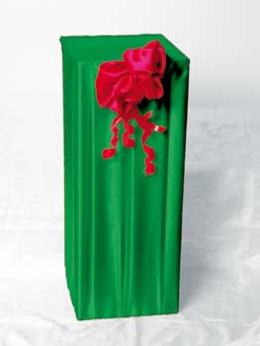 GOEstand01 - Stand in green color. Also available in red and gold color.<br><br>Code:702-1079-702-0000056121